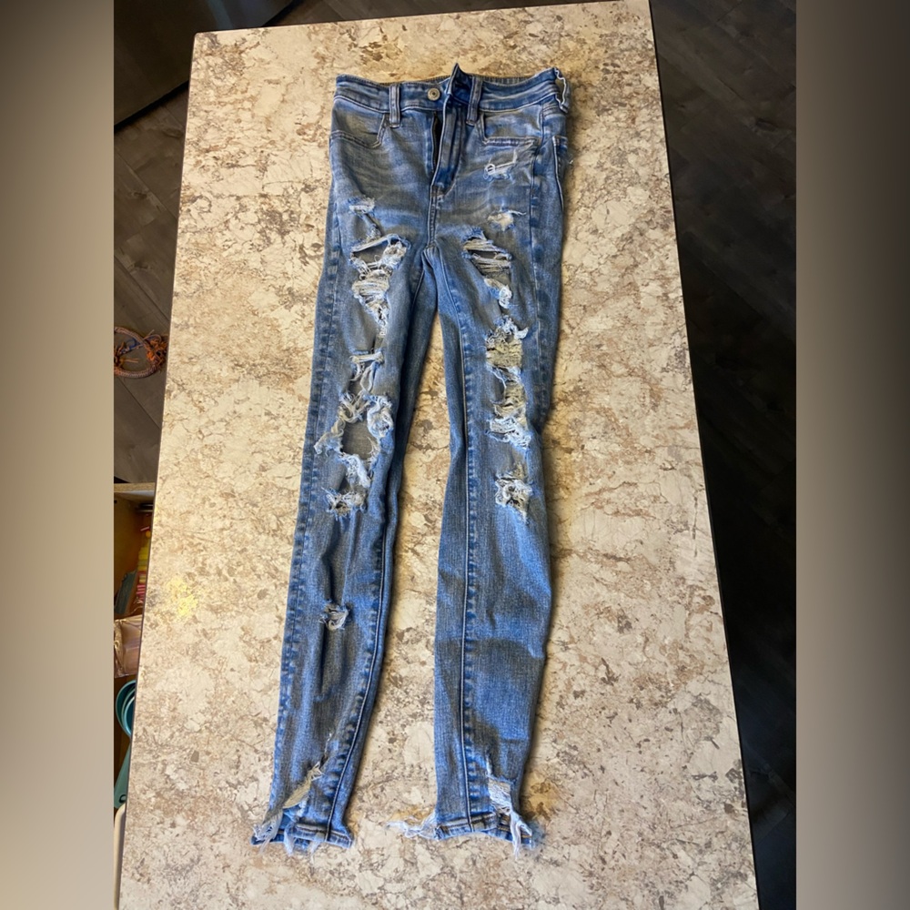 American Eagle Ripped Skinny Jeans. Size 00. Light Wash.
